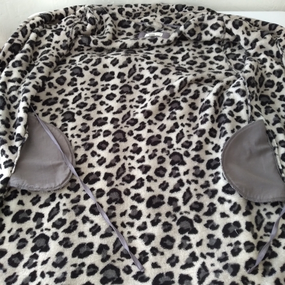 Oscar de la Renta Leopard Print Plush Robe - Picture 5 of 12